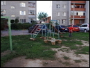 были качели и горка
